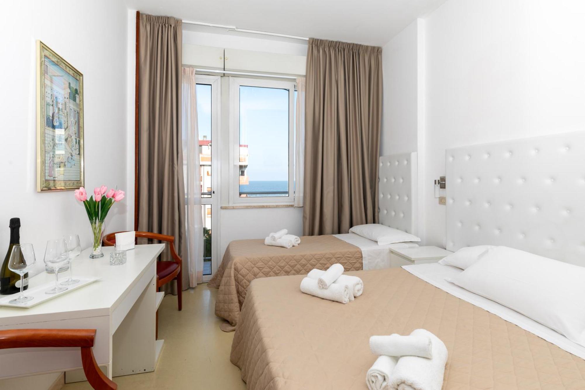 Hotel La Perla Rimini Luaran gambar